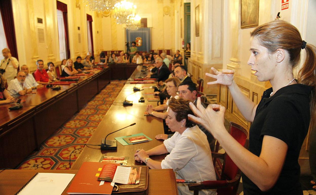 En primer plano, joven utilizando el lenguaje de signos durante un pleno en el que el Comité de Entidades representantes de las Personas con Discapacidad de Extremadura (Cermi) dieron su apoyo a la candidatura de Cáceres 2016.