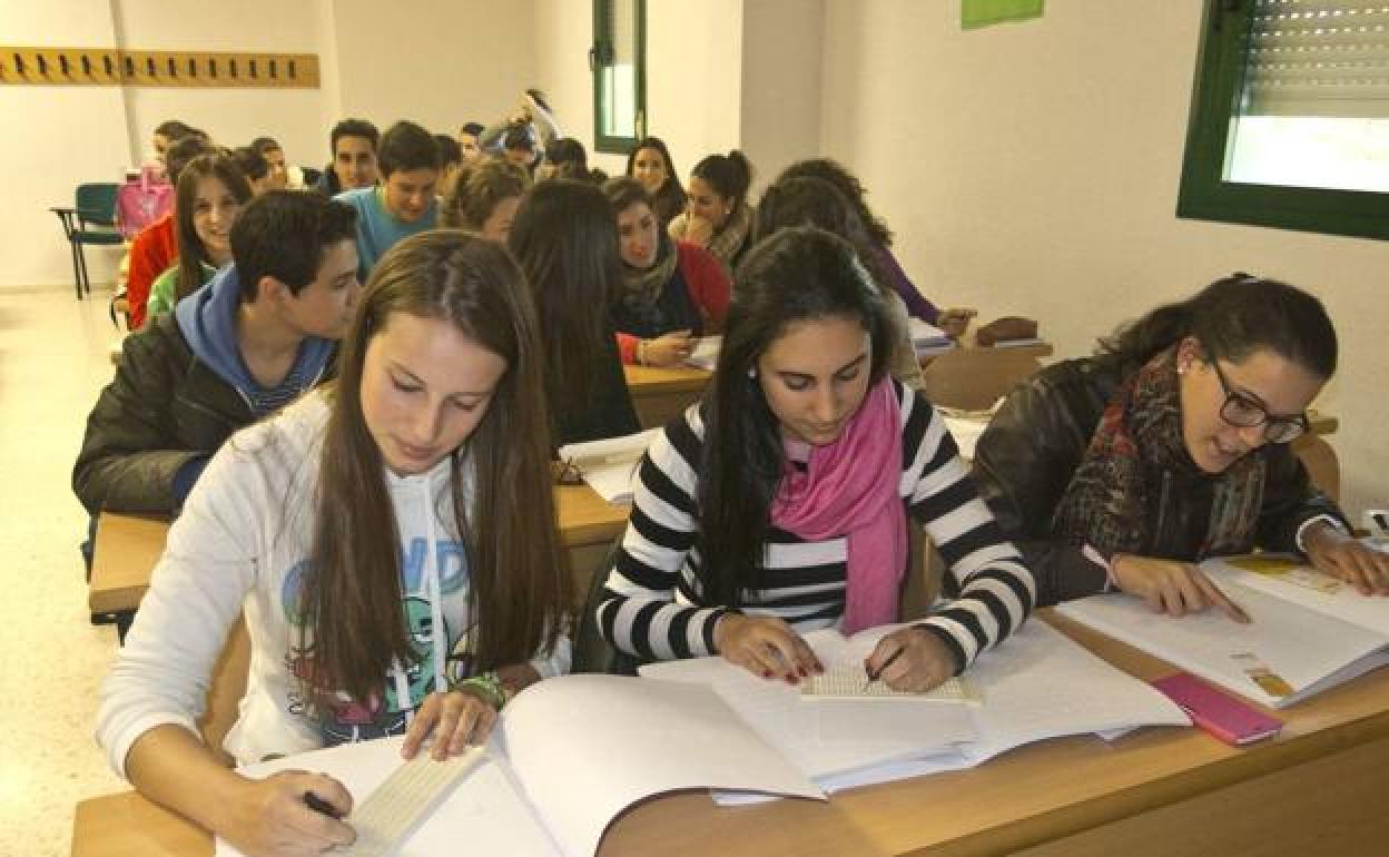 Alumnos del grado de Educación Primaria de la Universidad de Extremadura aprenden a utilizar las regletas de braille.