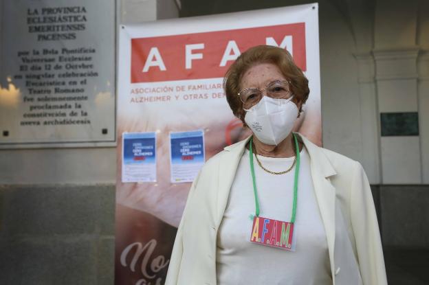 Clara Cubero, en la puerta del Ayuntamiento en un acto de AFAM. 