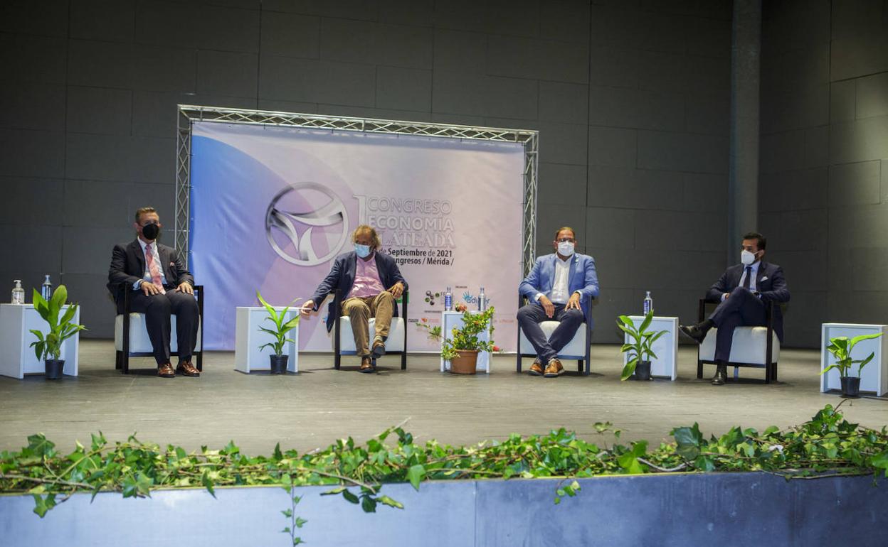 Inauguración del I Congreso de Economía Plateada en el Palacio de Congresos de Mérida.