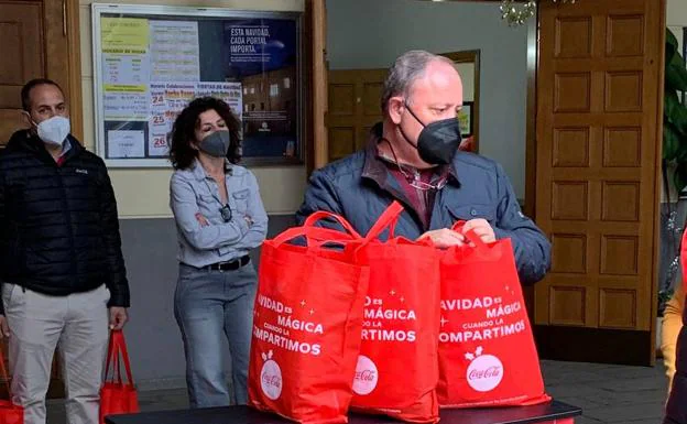 Imagen principal - Las entidades CETEX, Cáritas Diocesana Mérida- Badajoz, junto a Coca-Cola, reparten 1000 comidas de Navidad en Badajoz