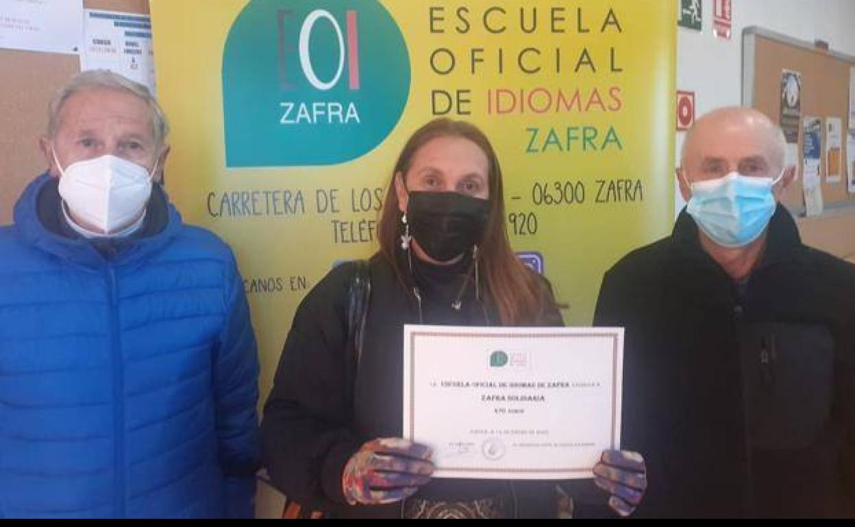 Momento de la entrega de la donación en la EOI 