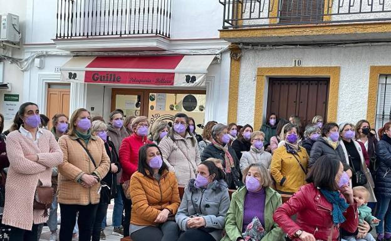 Mascarillas violetas para conmemorar el 8M en Monesterio