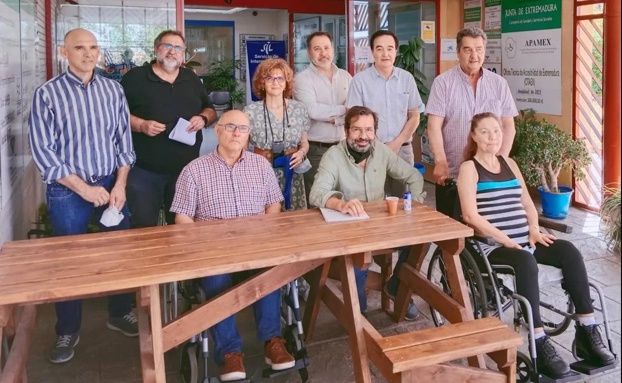 El I.E.S. San José de Badajoz entrega a Apamex un merendero accesible