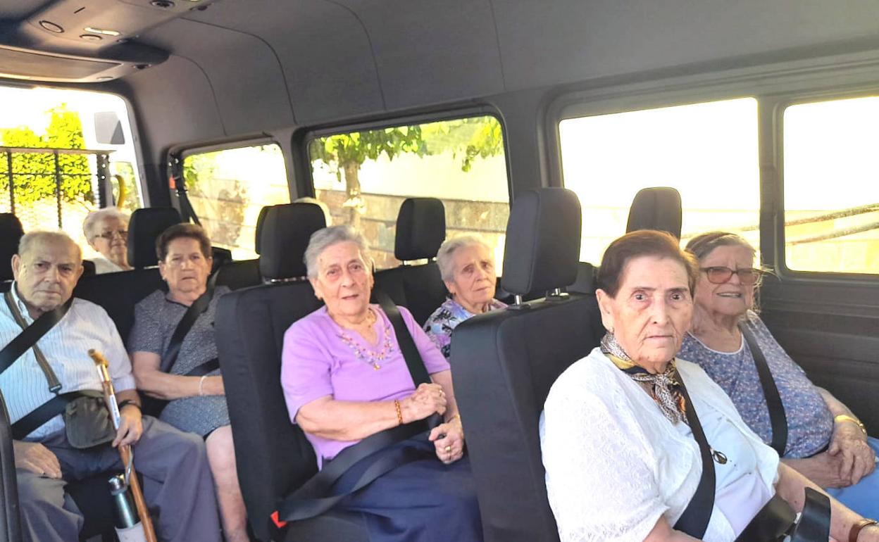Algunos residentes en el nuevo vehículo 