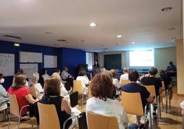 Participantes en la reunión para explicar la guía elaborada por el SES y la ONCE para facilitar la accesibilidad a centros de salud a personas con discapacidad visual.