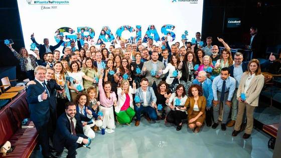 CaixaBank ayuda con 6.000 euros a la Asociación de Zooterapia de Extremadura para proyectos solidarios