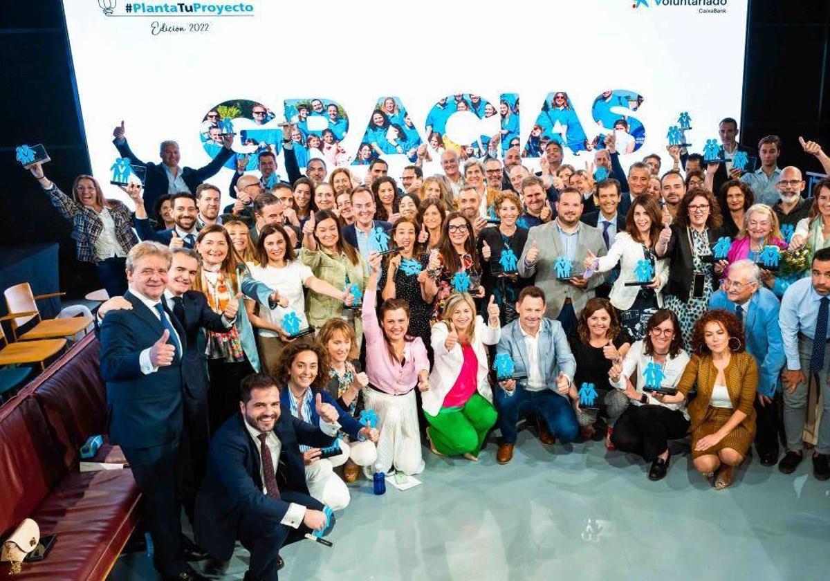 CaixaBank ayuda con 6.000 euros a la Asociación de Zooterapia de Extremadura para proyectos solidarios