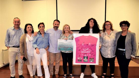 La residencia Hernán Cortés entrega a la Asociación Oncológica un cheque con lo recaudado en la III Marcha Solidaria