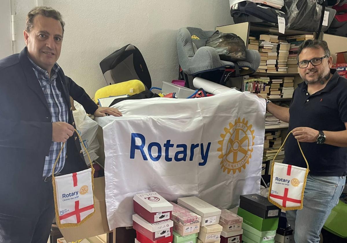 Rotary Cáceres San Jorge entrega calzado infantil a Red Madre y la Casa de la Mujer