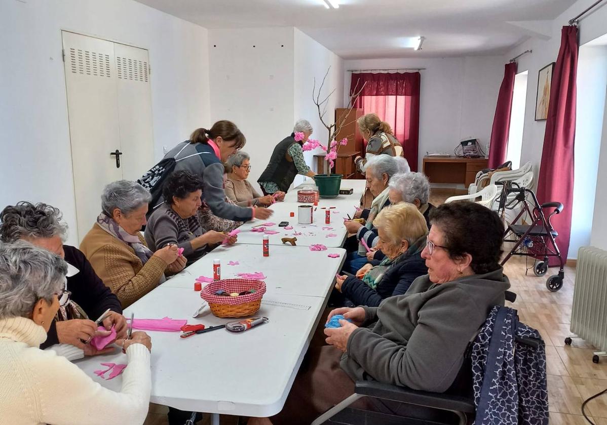 El programa 'Vivir la vejez acompañándonos' ayuda a paliar el aislamiento social y soledad de los mayores