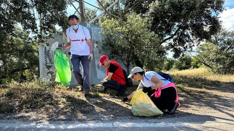 El voluntariado de Cruz Roja Extremadura recoge más de media tonelada basuraleza de entornos naturales