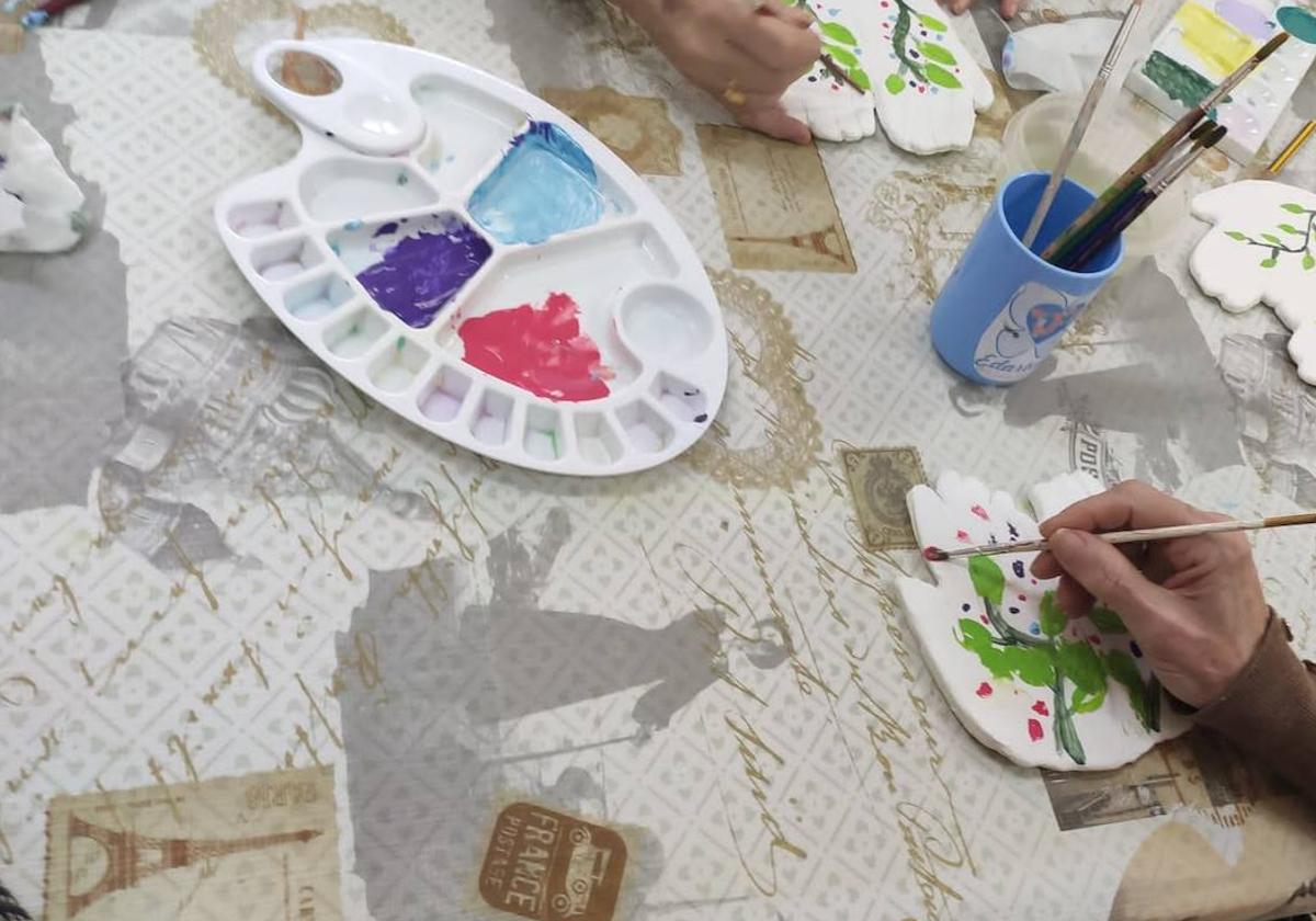 Un usuario del proyecto 'Alianza Antisoledad' participa en una de las actividades