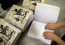 Un estudiante leyendo en braille.