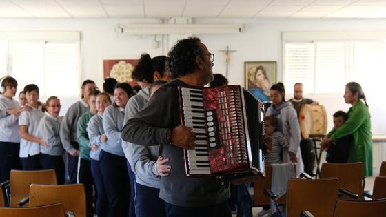 'Música a flor de piel', de la Obra Social de Abanca, lleva actuaciones a centros de educación especial extremeños