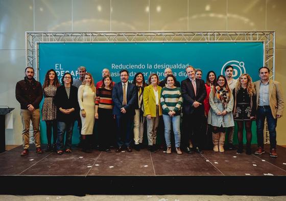 Foto de familia de los proyectos participantes en esta I edición de 'El Desafío Social', junto a entidades organizadoras y colaboradoras.