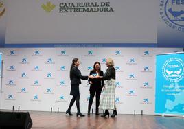 La presidenta del Banco de Alimentos de Badajoz, Cristina Herrera, entregando el premio a la gerente del Fondo de Educación y Promoción de Caja Rural de Extremadura, María Navarro.