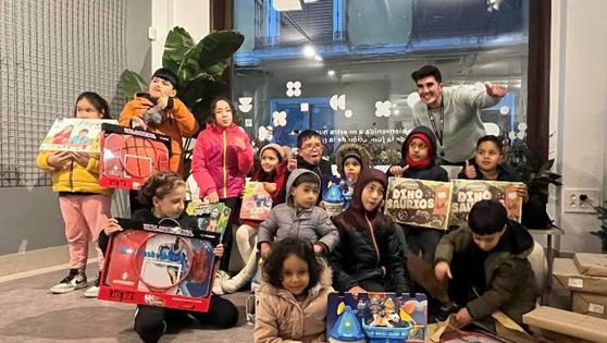 Fundación CB entrega regalos a niños de familias sin recursos