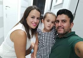 Alejandra junto a sus padres Gema y Jesús