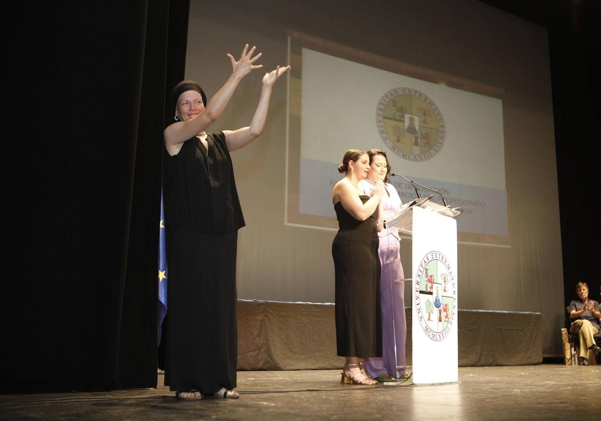 Intérprete de lenguaje de signo en una graduación.