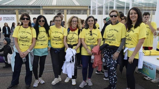 Unas 500 personas participan en la IV Marcha Solidaria de la Residencia Hernán Cortés a beneficio de AOEx