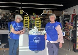Isabel y Mari, dos de las voluntarias este sábado en el supermercado Spar de Monesterio