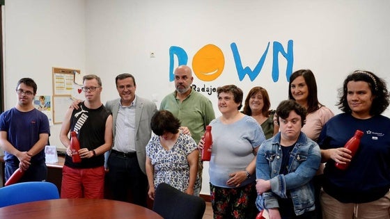 El presidente de la Diputación visita a las asociaciones de Parkinson y Síndrome de Down Badajoz