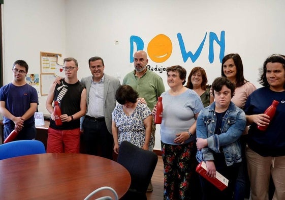 El presidente de la Diputación visita a las asociaciones de Parkinson y Síndrome de Down Badajoz