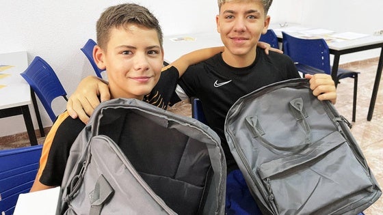 La Fundación 'la Caixa' acompaña en el inicio de curso a unos 140 niños pacenses en situación vulnerable
