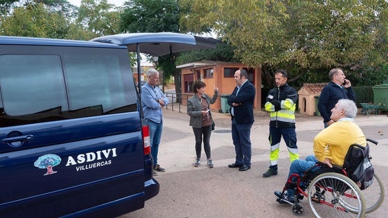 La Diputación de Cáceres dona una furgoneta a Asdivi Villuercas