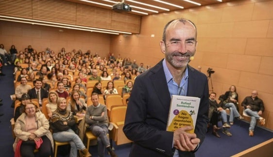 Rafael Santandreu, psicólogo y escritor dice: «Hay que aprender a ser feliz en cualquier situación»
