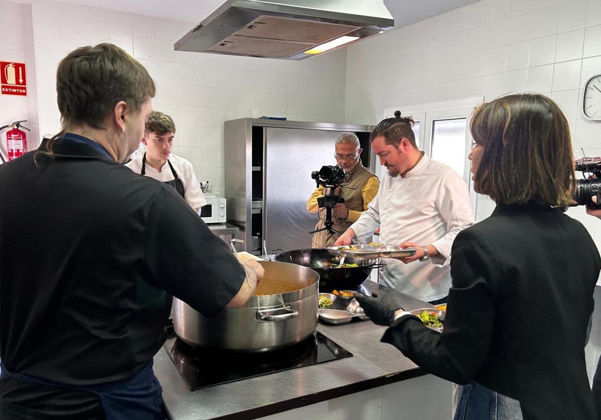 Usuarios del Comedor Social Padre Cristóbal de Mérida degustan los platos de un restaurante en una iniciativa solidaria