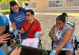 Voluntarios de Telefónica y Aspace Badajoz organizan talleres medioambientales para personas con discapacidad