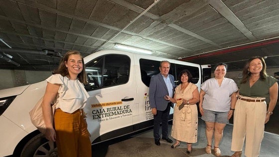 Caja Rural de Extremadura dona a Aexpainba un vehículo para favorecer la movilidad y autonomía de sus usuarios