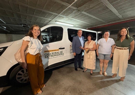 Caja Rural de Extremadura dona a Aexpainba un vehículo para favorecer la movilidad y autonomía de sus usuarios