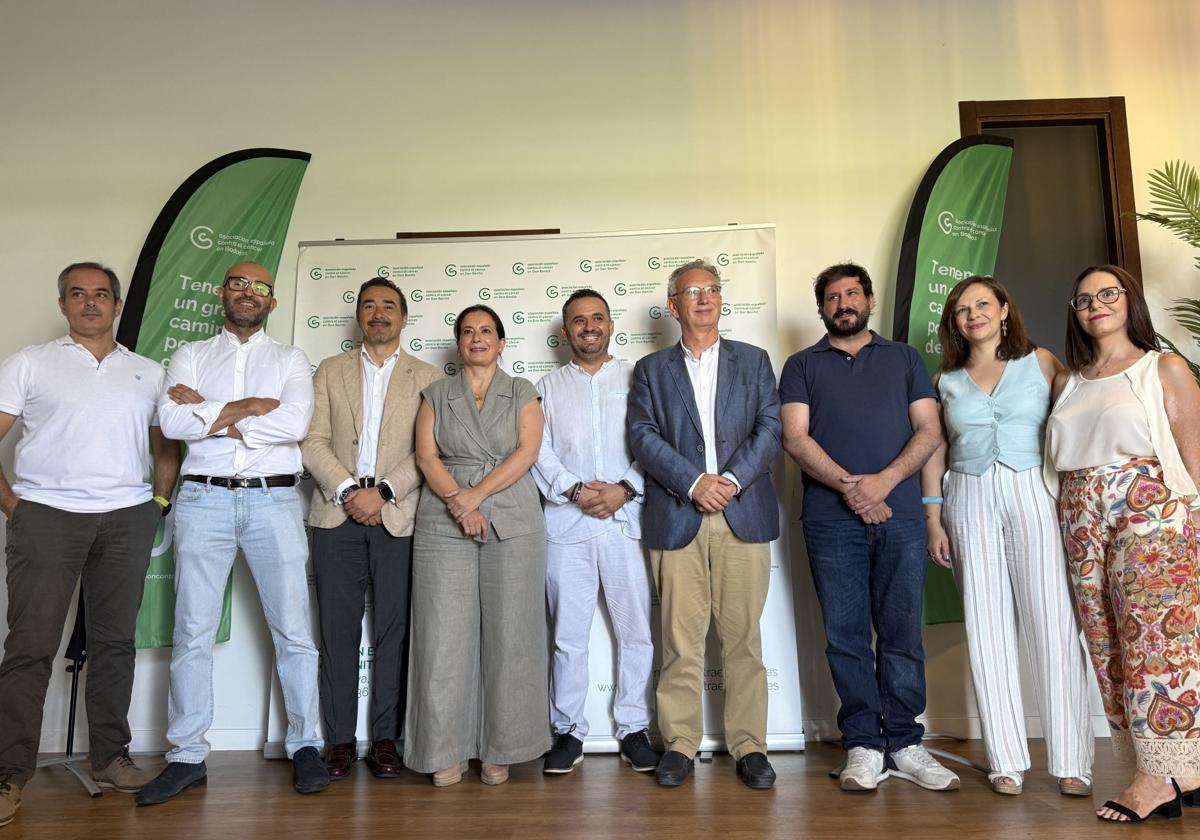 Foto de familia de autoridades y nuevo Comité Ejecutivo de la Asociación Española contra el Cáncer en Badajoz.