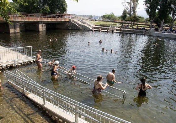 La reforma de la piscina natural cacereña de La Granja mejora la accesibilidad de personas con movilidad reducida