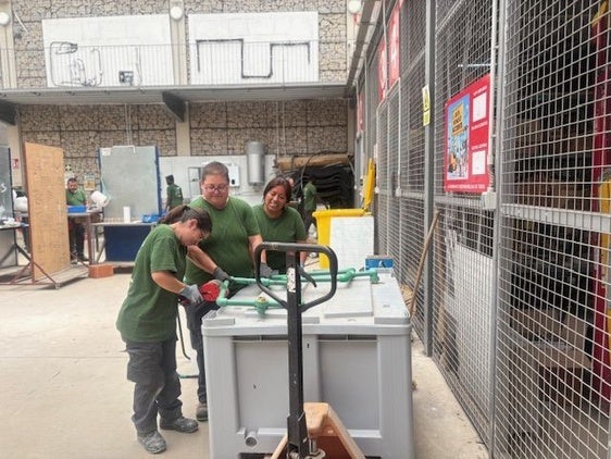 Alumnas realizan prácticas.