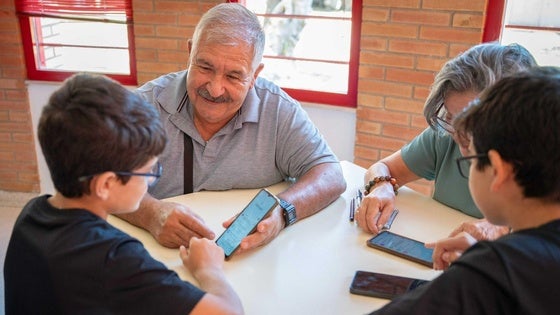 El Ayuntamiento de Mérida impulsa un taller sobre el uso de dispositivos móviles para las personas mayores