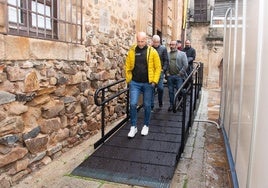 La Feria Monacal de Dulces Conventuales de Cáceres arranca con la incorporación de una rampa accesible