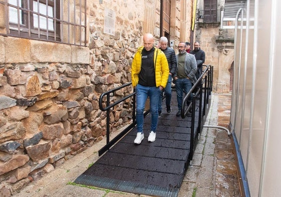 La Feria Monacal de Dulces Conventuales de Cáceres arranca con la incorporación de una rampa accesible