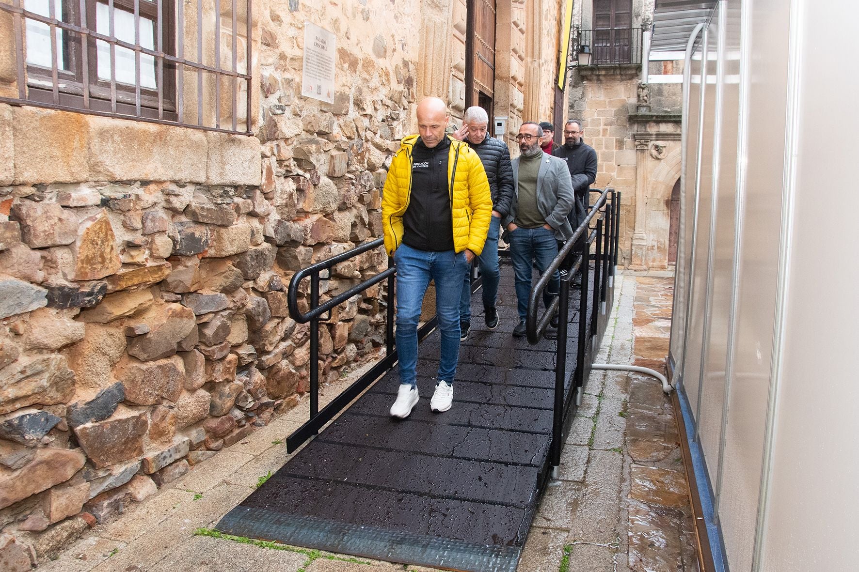 La Feria Monacal de Dulces Conventuales de Cáceres arranca con la incorporación de una rampa accesible