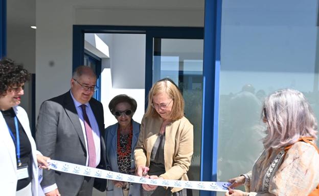 Momento en el que las autoridades cortaron la cinta.