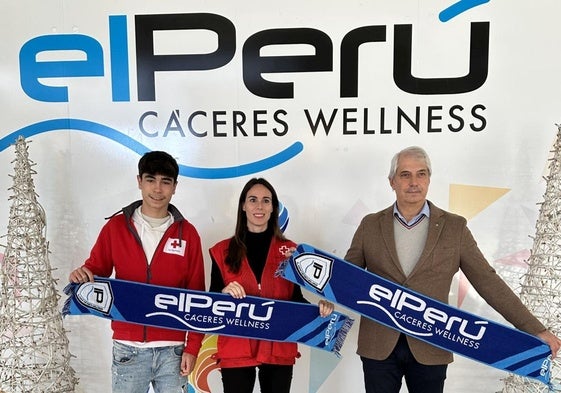 Representantes de Cruz Roja y El Perú durante la presentación del evento.