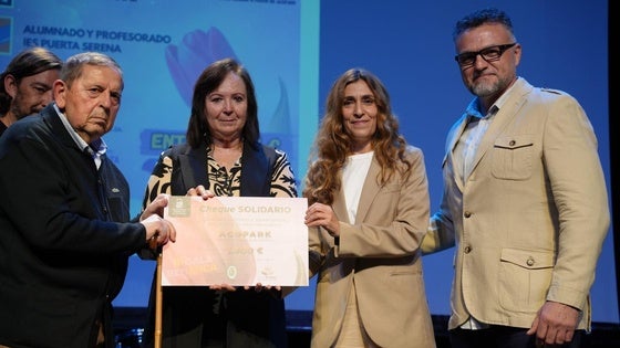 La Policía Local de Villanueva de la Serena entrega un cheque solidario a Acopark