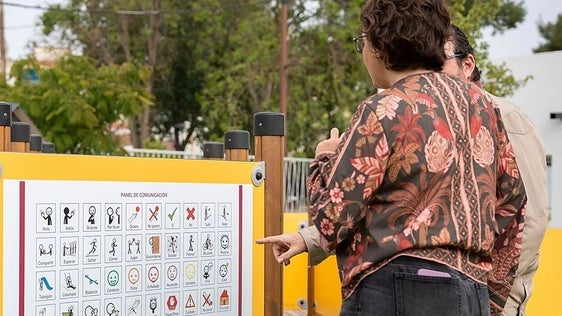 La Ciudad de la Infancia de Mérida refuerza la inclusión con la instalación de paneles informativos