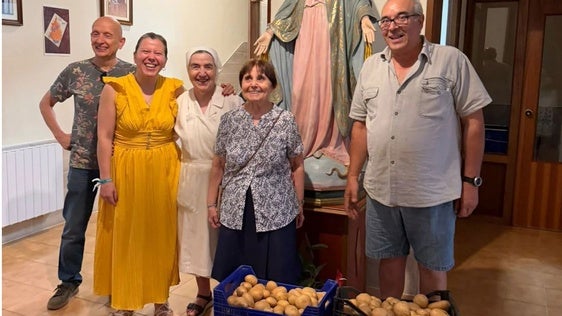 Cáceres dona 250 kilos de patatas cultivadas en los huertos urbanos a dos comedores sociales de la ciudad