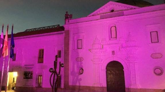 La fachada de la Asamblea, de color morado