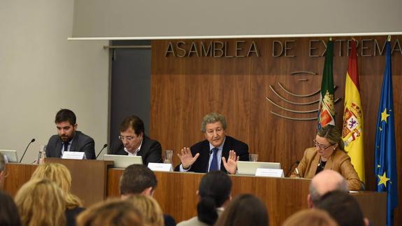 Naïr, en un momento de su intervención, junto a Juárez, Fernández Vara y Martín.