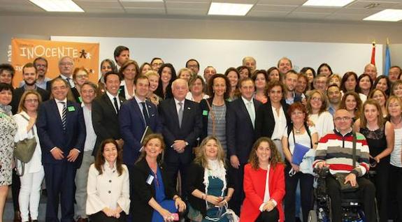 Foto de familia con los representantes de la Fundación Inocente, Inocente y de las asociaciones.